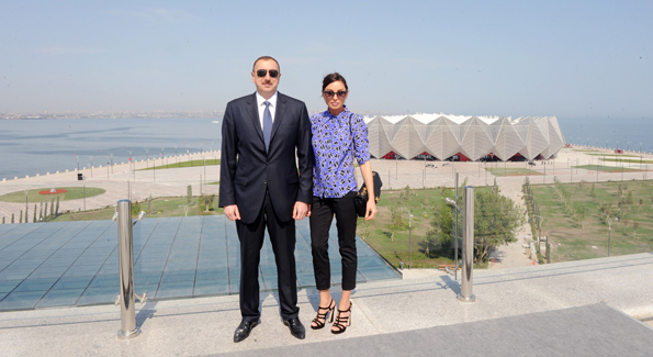 Ilham et Mehriban Alieva devant le Crystal Hall qui a accueilli l'Eurovision 2012.